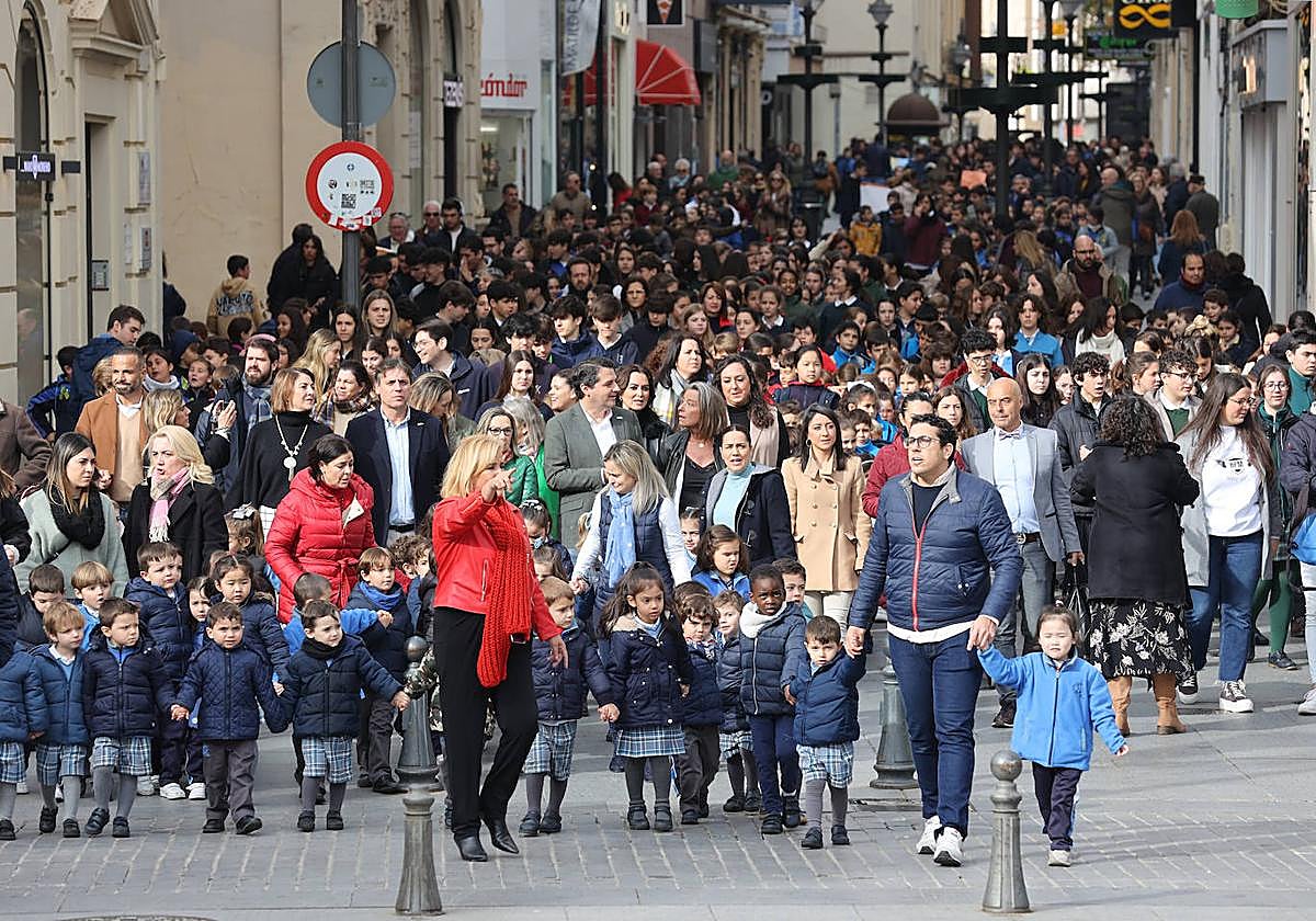 Llegada a Las Tendillas de la marcha de escolares por el Día Internacional del Niño con Cáncer