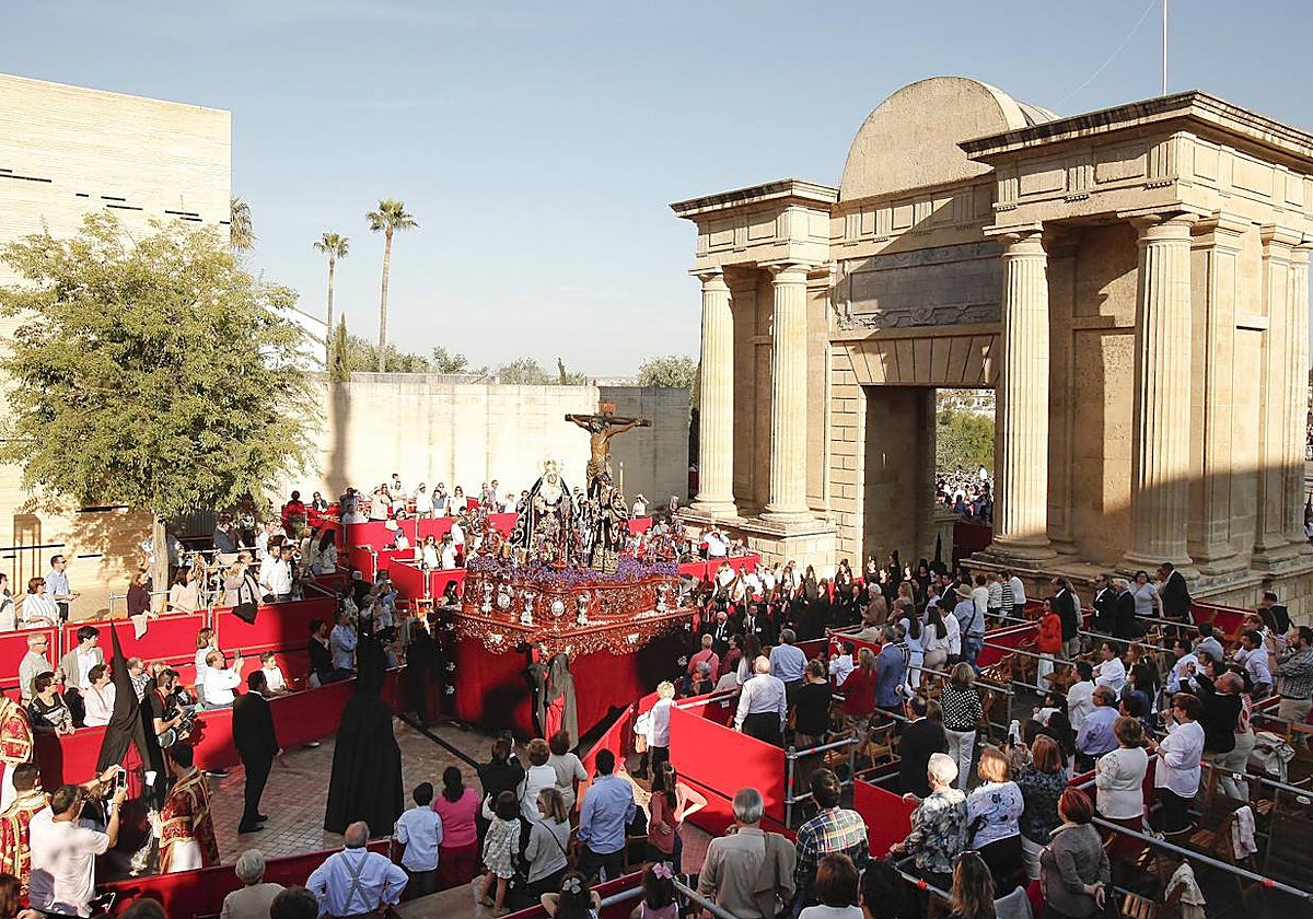 El Cristo de las Penas, a su llegada a la carrera oficial de la Semana Santa de Córdoba