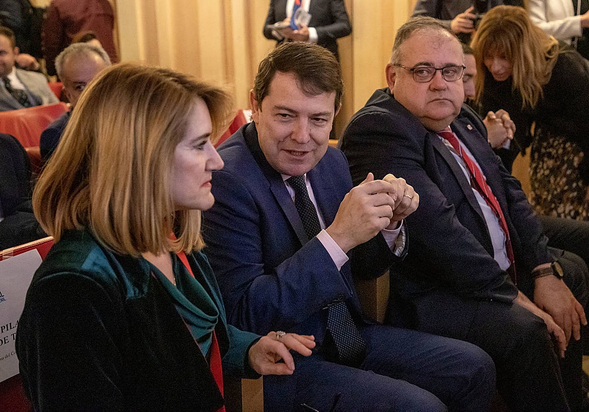 Fernández Mañueco, durante eI Congreso Nacional de Salud Mental Infanto-Juvenil. En la imagen, junto al consejero de Sanidad, Alejandro Vazquez y la presidenta de FUNDANEED, Pilar Samaniego