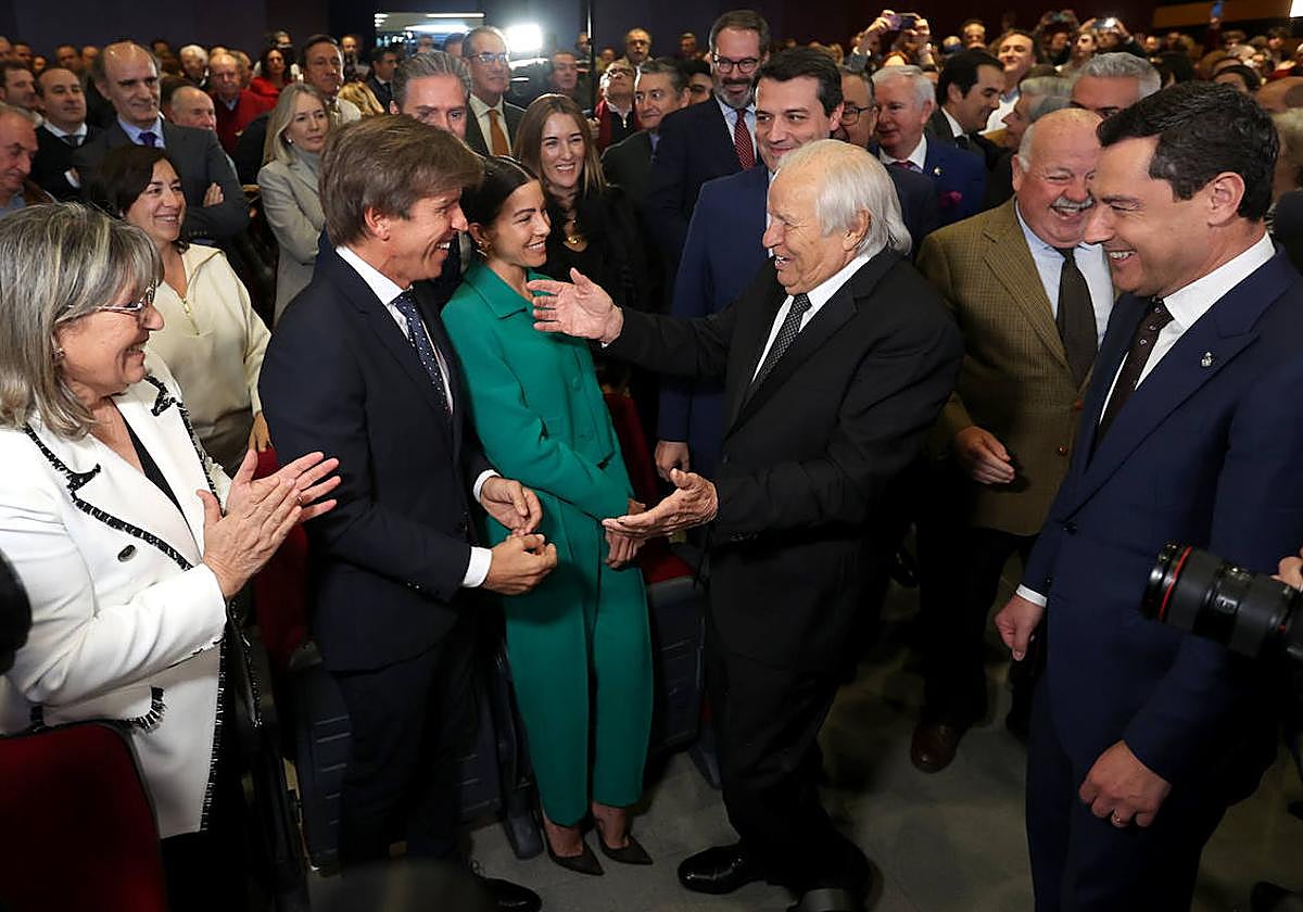 El Cordobés se dispone a saludar a su hijo Manuel Díaz, antes del acto de homenaje al primero