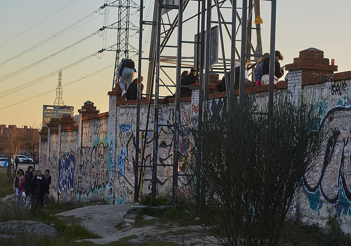 Grupos de menores acuden esta semana al muro de Adif para escalar por la valla de publicidad