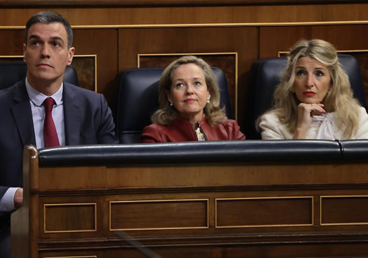 El presidente del Gobierno, Pedro Sánchez, y las vicepresidentas Nadia Calviño y Yolanda Díaz