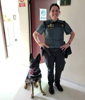 Imagen secundaria 2 - Arriba, en una charla esta semana. En las otras fotografías, en su etapa en Atestados y con un perro policía