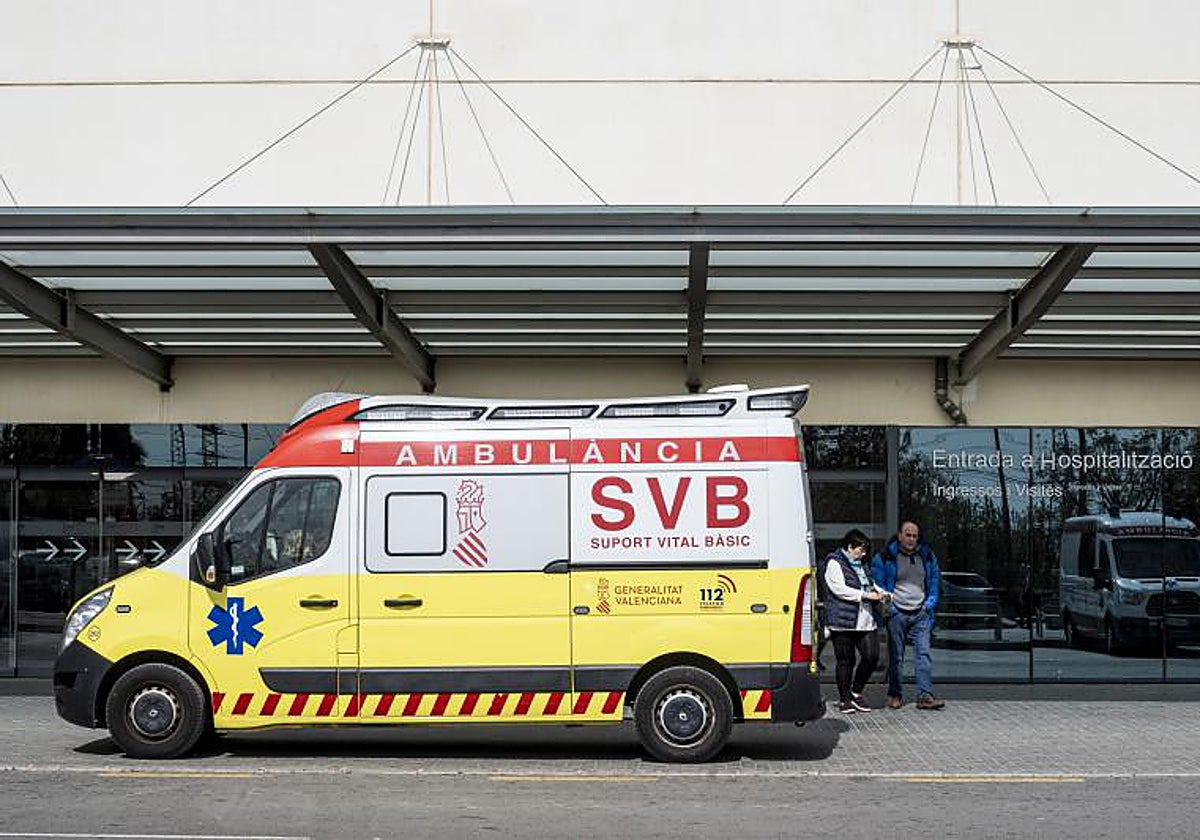 Imagen de archivo de una ambulancia en el Hospital La Fe de Valencia