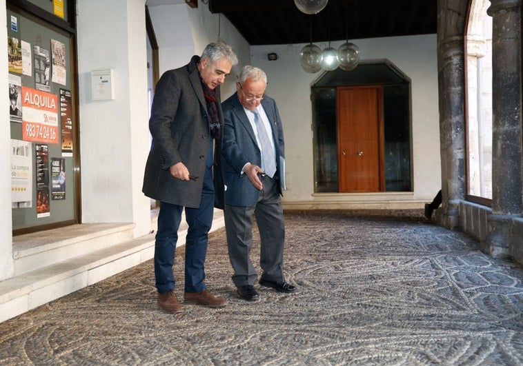 El «maravilloso suelo de guijarros y huesos» del claustro de Las Francesas, en Valladolid, recupera su esplendor