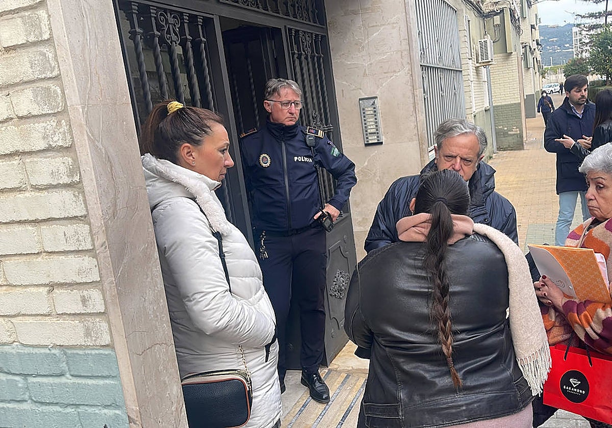 El teniente alcalde Salvador Fuentes con los vecinos del bloque donde se produjo la explosión en el Parque Figueroa