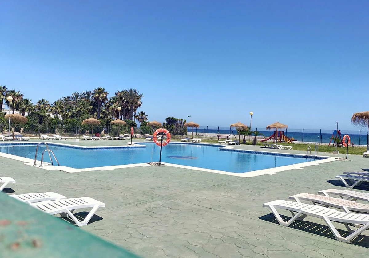 ALMERÍA: Los nudistas de Vera pierden la batalla contra el bañador en una  piscina comunitaria