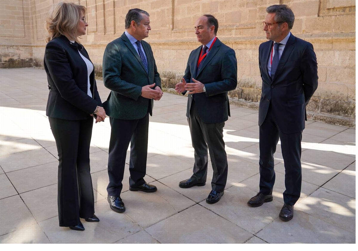 El consejero de Presidencia, Antonio Sanz, junto al presidente de la Autoridad Portuaria del Puerto de Algeciras, Gerardo Landaluce, en el Parlamento