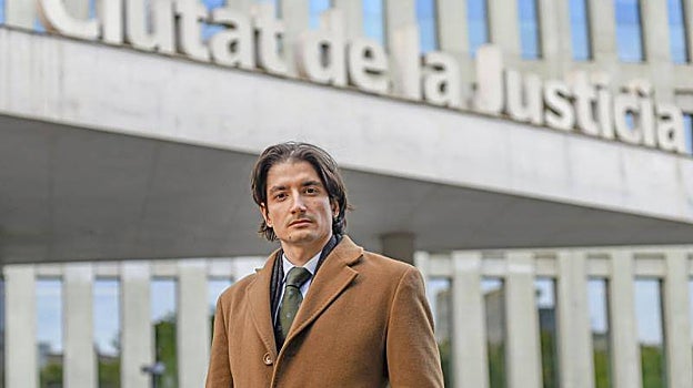 El juez José María Asencio posa para ABC ante la Ciutat de la Justícia