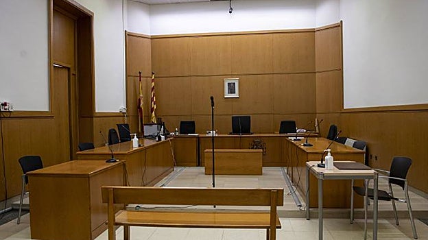 Una de las salas vacías de la Audiencia de Barcelona