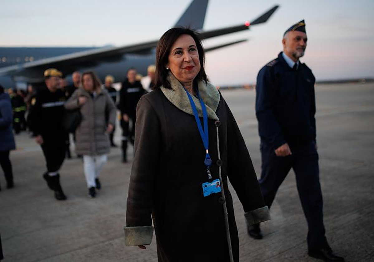 La ministra Margarita Robles recibe a su vuelta a los militares y bomberos desplazados a Turquía para las labores de rescate tras el terremoto de este mes