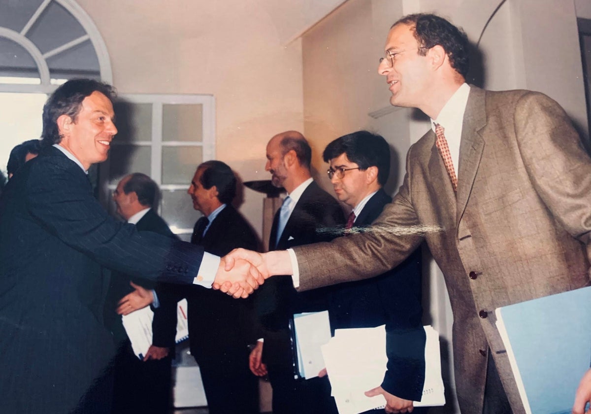 Pablo Vázquez saluda a Tony Blair en 1998, cuando formaba parte del Gabinete de la presidencia del Gobierno