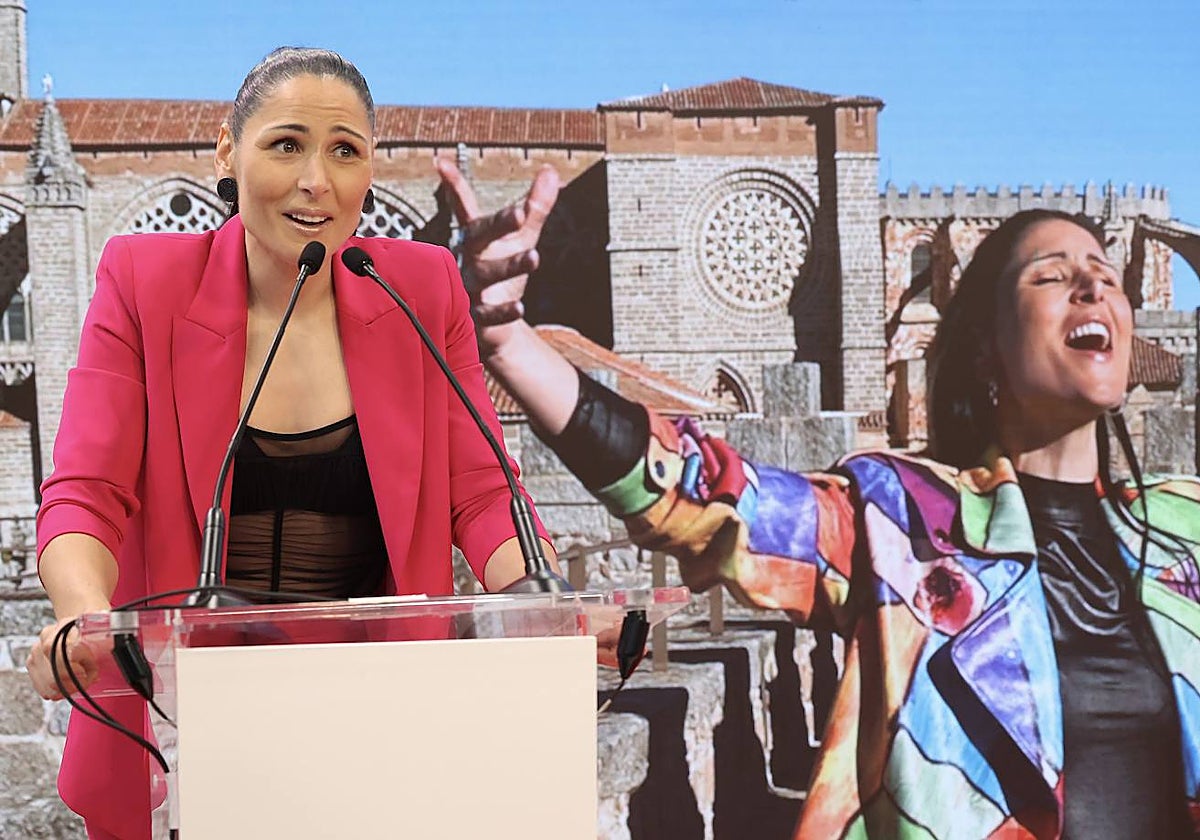 La cantante Rosa López presenta la canción promocional de Ávila hace un mes en Fitur 2023