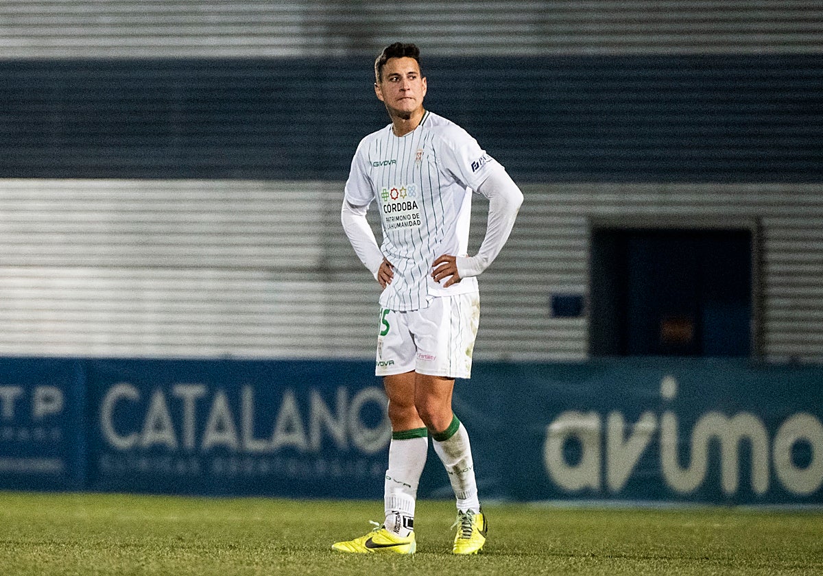 Un jugador blanquiverde con gesto decepcionado al finalizar el partido en Fuenlabrada
