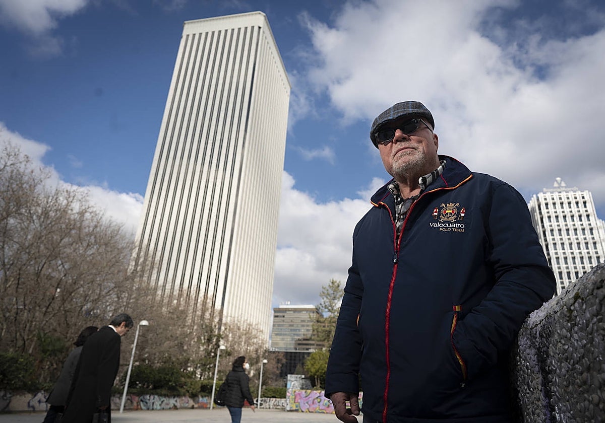 El comisario Villarejo, ante la Torre Picasso en Cuzco (Madrid) donde también se situaba la Torre Windsor