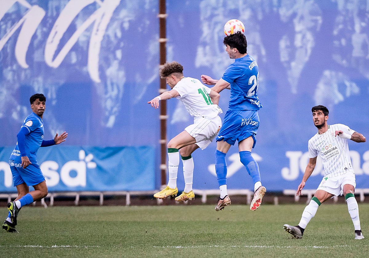 Simo cabecea el balón ante un rival del Fuenlabrada