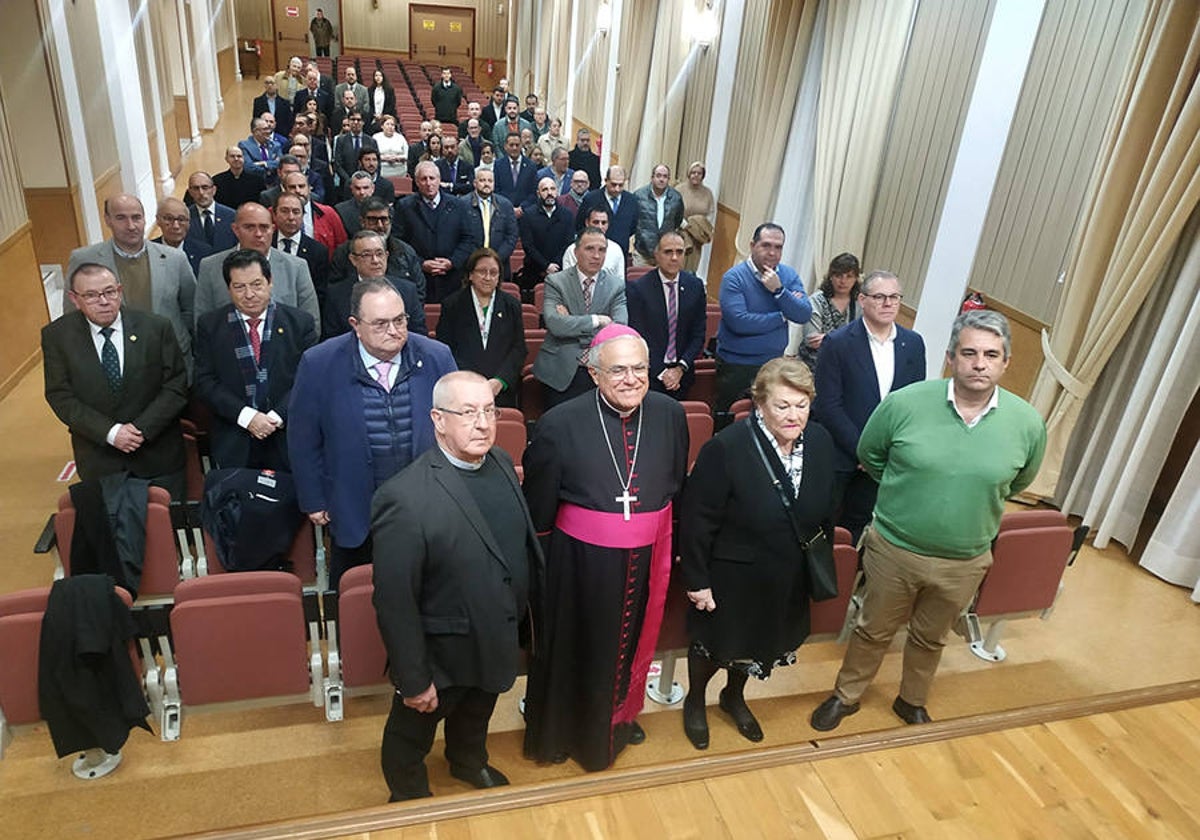 El obispo, ante los hermanos mayores reunidos este domingo en el salón de actos del Palacio Episcopal