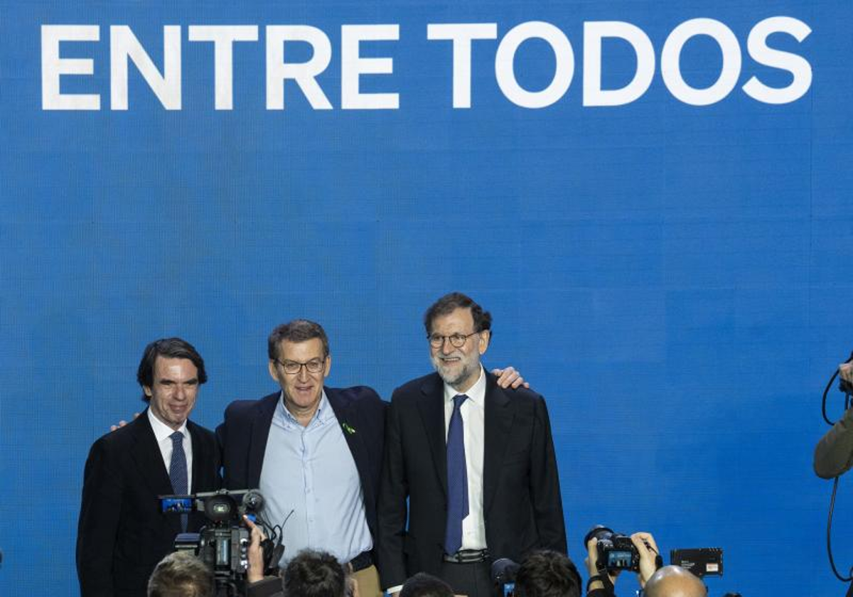 José María Aznar y Mariano Rajoy, con Alberto Núñez Feijóo, en Valencia, a primeros de este mes
