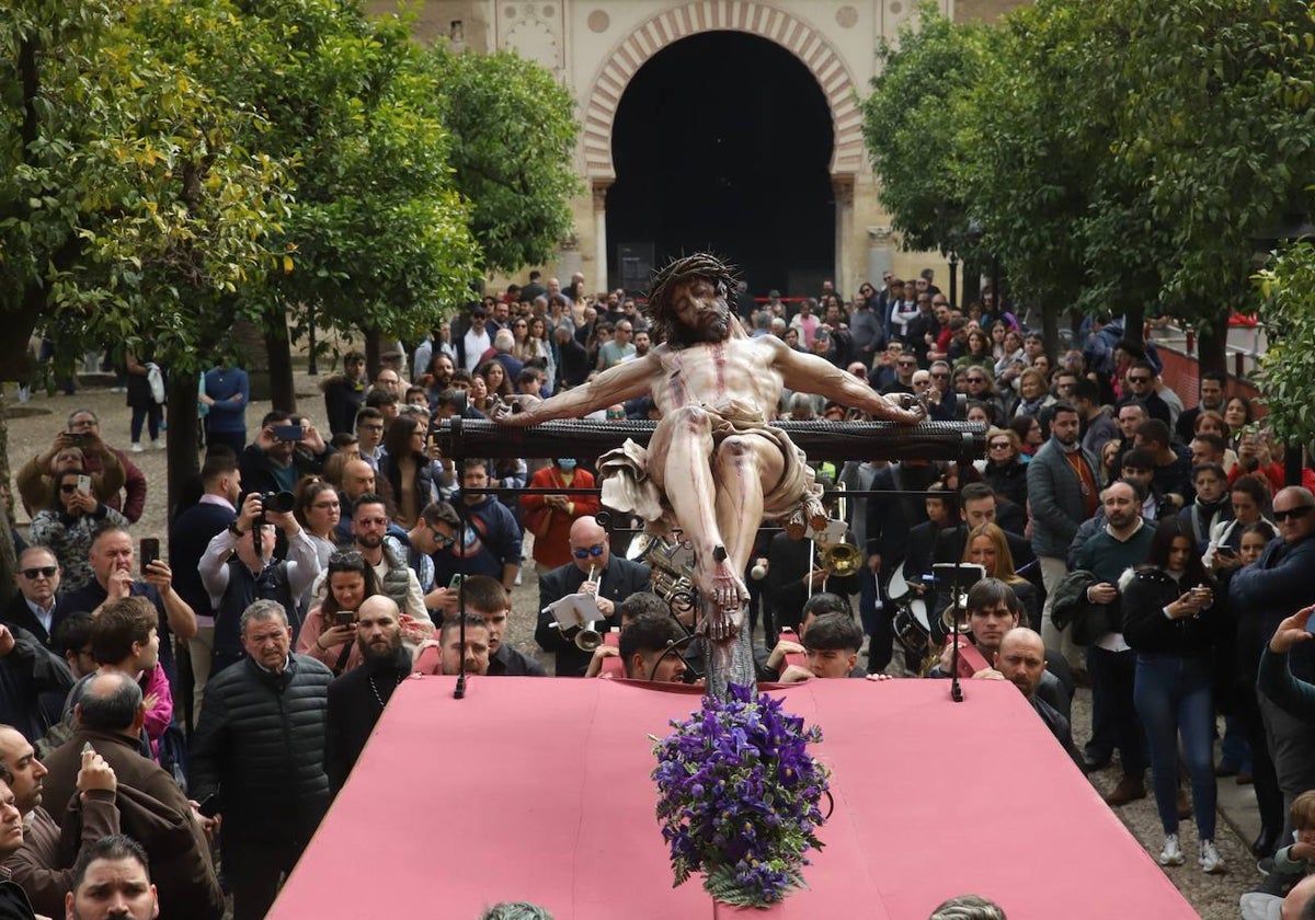 El nuevo Cristo de la Piedad, en parihuelas, por el Patio de los Naranjos, este domingo tras ser bendecido