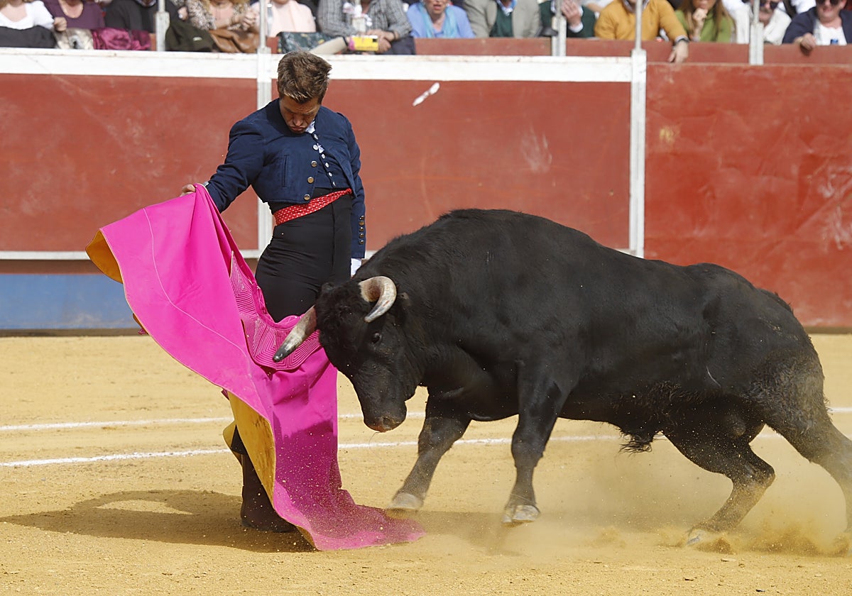 Julio Benítez 'El Cordobés' recibe con el capote a su novillo en Bujalance