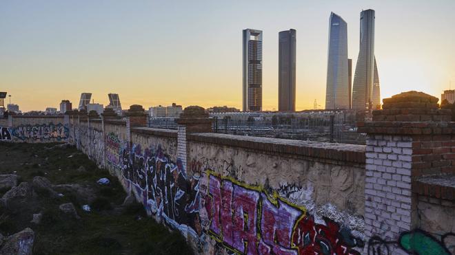 La basura se acumula en los márgenes de la tapia