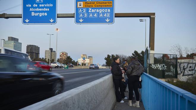 Los coches circulan a gran velocidad, en el tramo al que se asoman también los adolescentes
