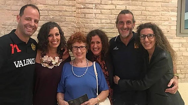 Imagen de Conchín (en el centro) junto a Ferran (segundo por la derecha) y el resto de sus hijos