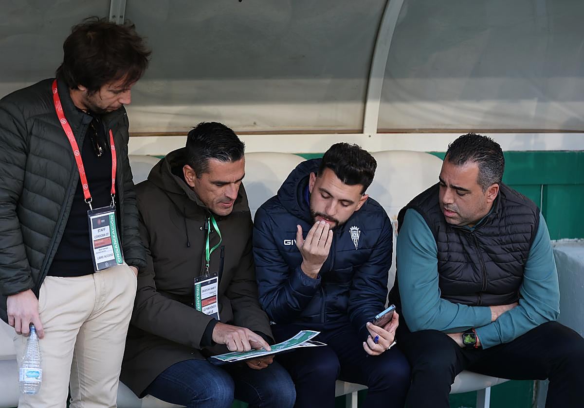 El entrenador del Córdoba, Germán Crespo (derecha), junto a Juanito (segundo izquierda)
