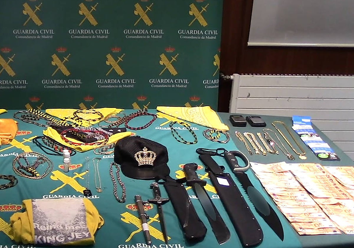 Armas, joyas y dinero incautado a los Latin Kings