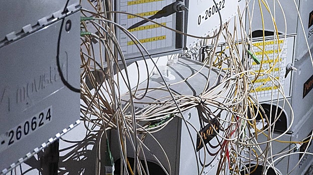 Cables de luz e internet enganchados