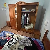 Esperaba a su víctima dentro de un armario con guantes de látex, cinta americana y unas tijeras