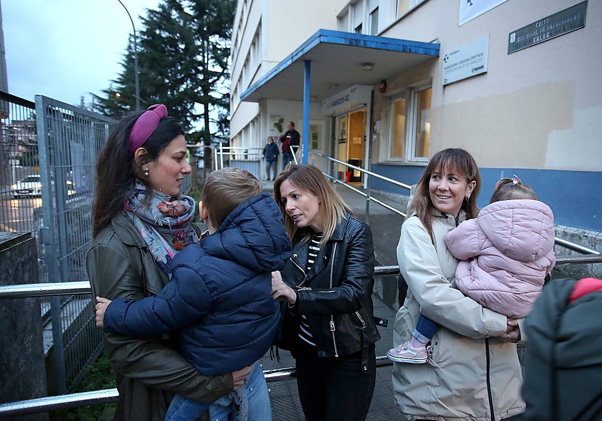Tres de las madres afectadas posan a las puertas del centro de salud donde trabajaba la enfermera antivacunas