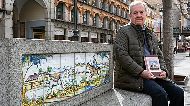José Luis Pérez López posa con su libro en un banco de la Plaza de Zocodover de Toledo