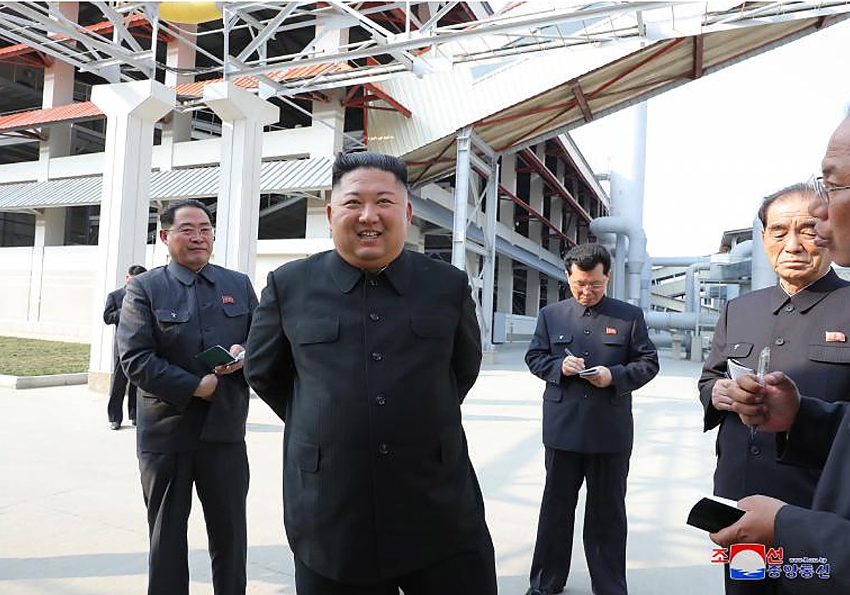 El dictador Kim Jong-un en una visita a las obras de un complejo en construcción, en imagen de archivo.