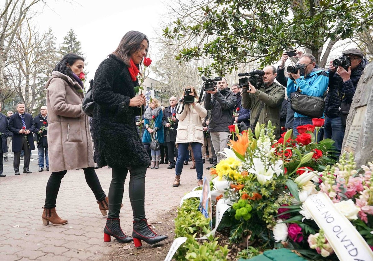 Las hijas de Fermando Buesa, Marta y Sara Buesa, depositan una rosa roja en su memoria