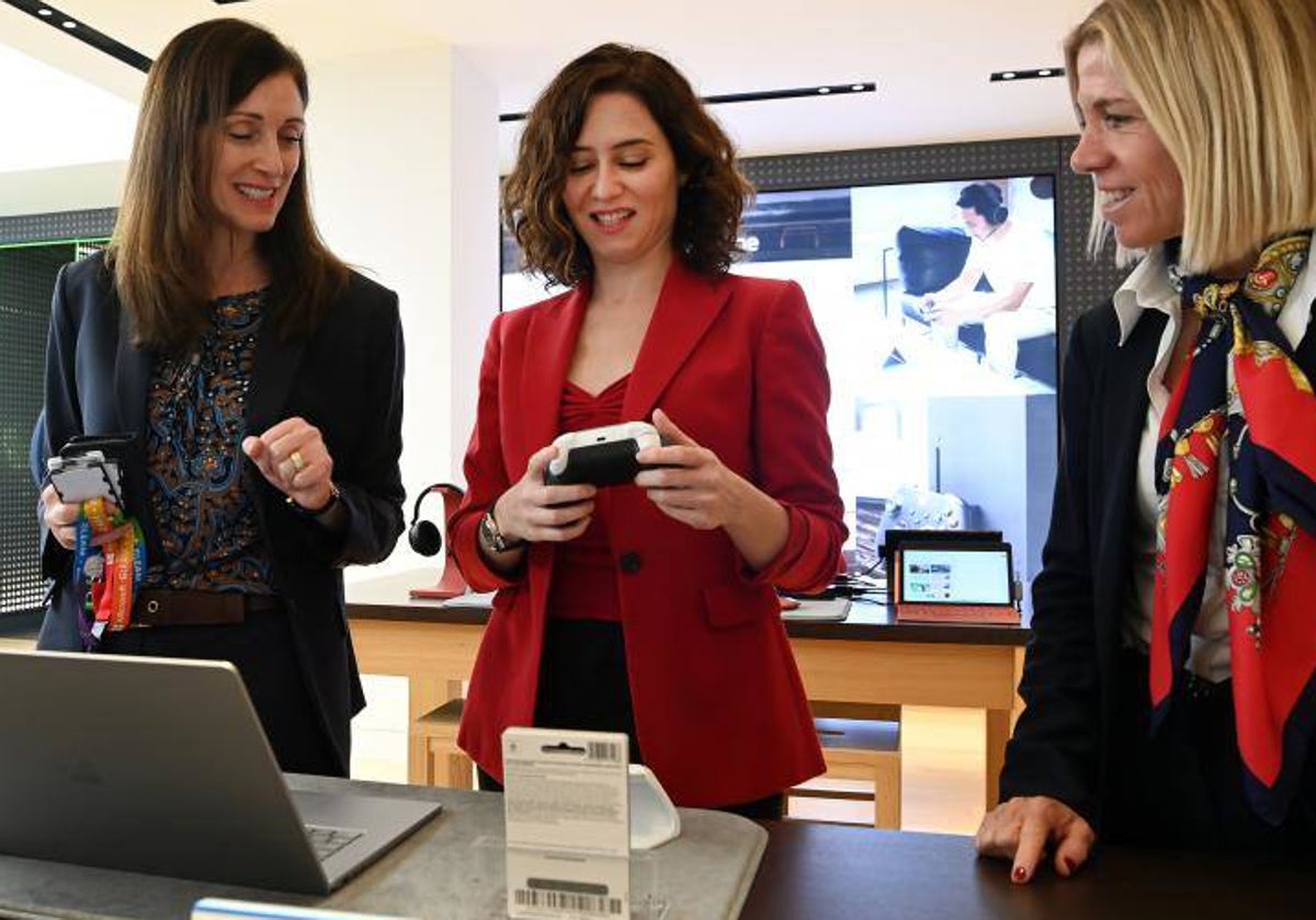 La presidenta Díaz Ayuso, con la vicepresidenta de Microsoft, Cindy Rose