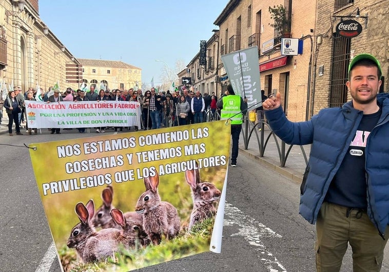 2.500 agricultores se manifiestan en Toledo contra la plaga de conejos que destroza sus cosechas