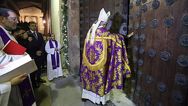 El obispo abre la puerta del Año Jubilar