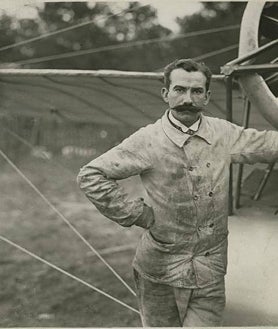Imagen secundaria 2 - Arriba, el monoplano de Védrines llega a Getafe, en 1911. Abajo, izq., paisanos empujando el avión del piloto francés en Burgos. Dcha, Luís Émile Train junto a su avión, con el que tuvo un accidente el día del inicio de la carrera por el que resultó muerto el ministro de guerra francés