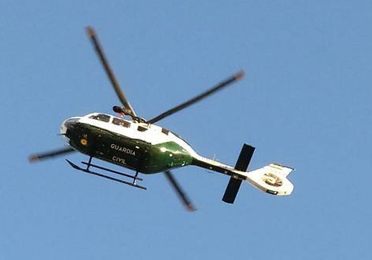En el operativo ha participado un helicóptero de la Guardia Civil