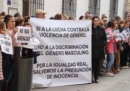 Una asociación de mujeres de Lucena apoya a un hombre con 60 denuncias de maltrato porque «son falsas»