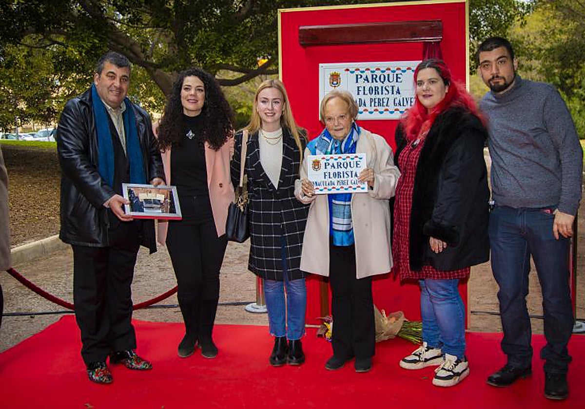 Familiares de Inmaculada Pérez, en la inauguración de la placa con su nombre en un parque en la Playa de San Juan.