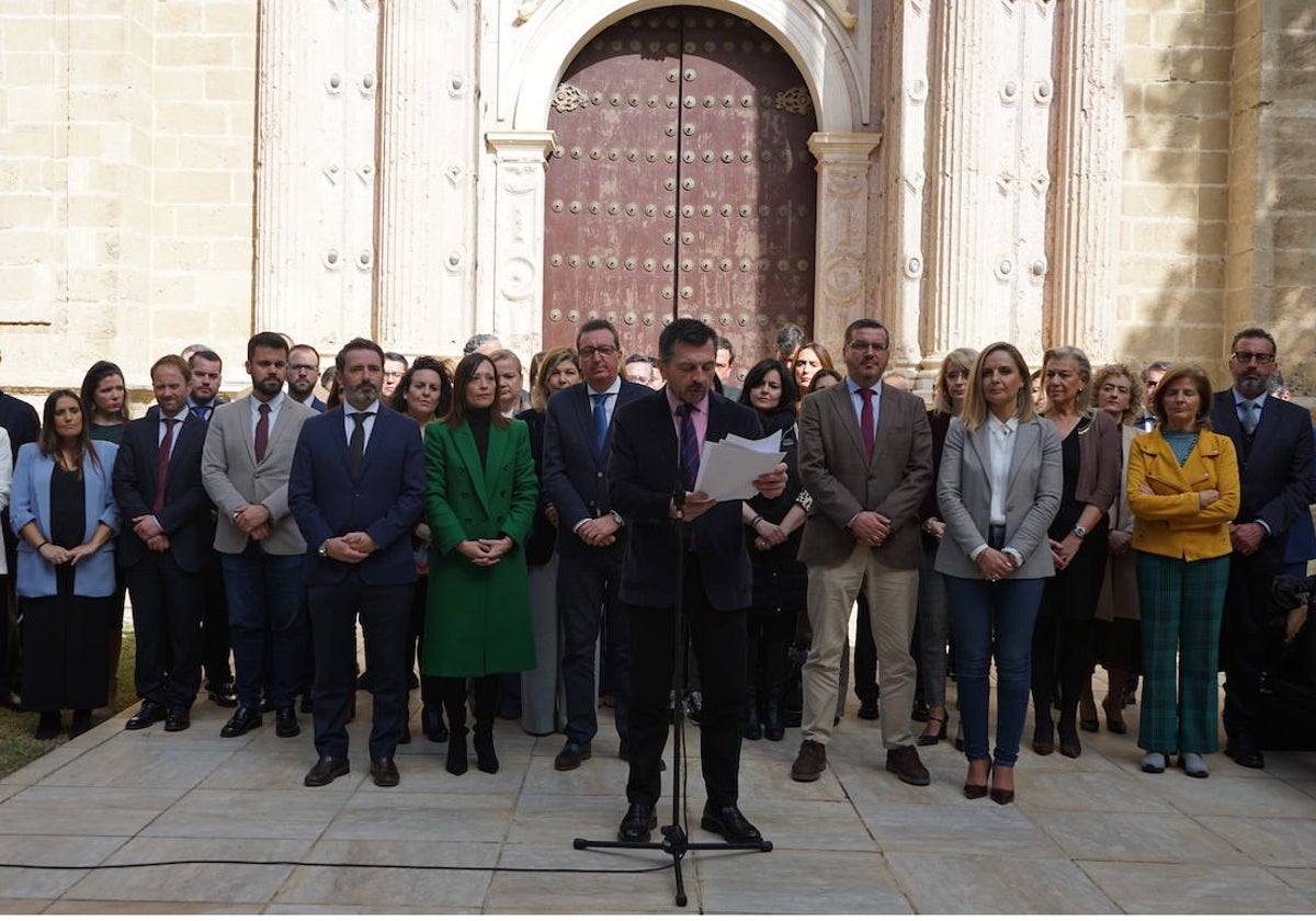 El portavoz del PP, Toni Martín, junto a los diputados de su grupo a las puertas del salón de plenos