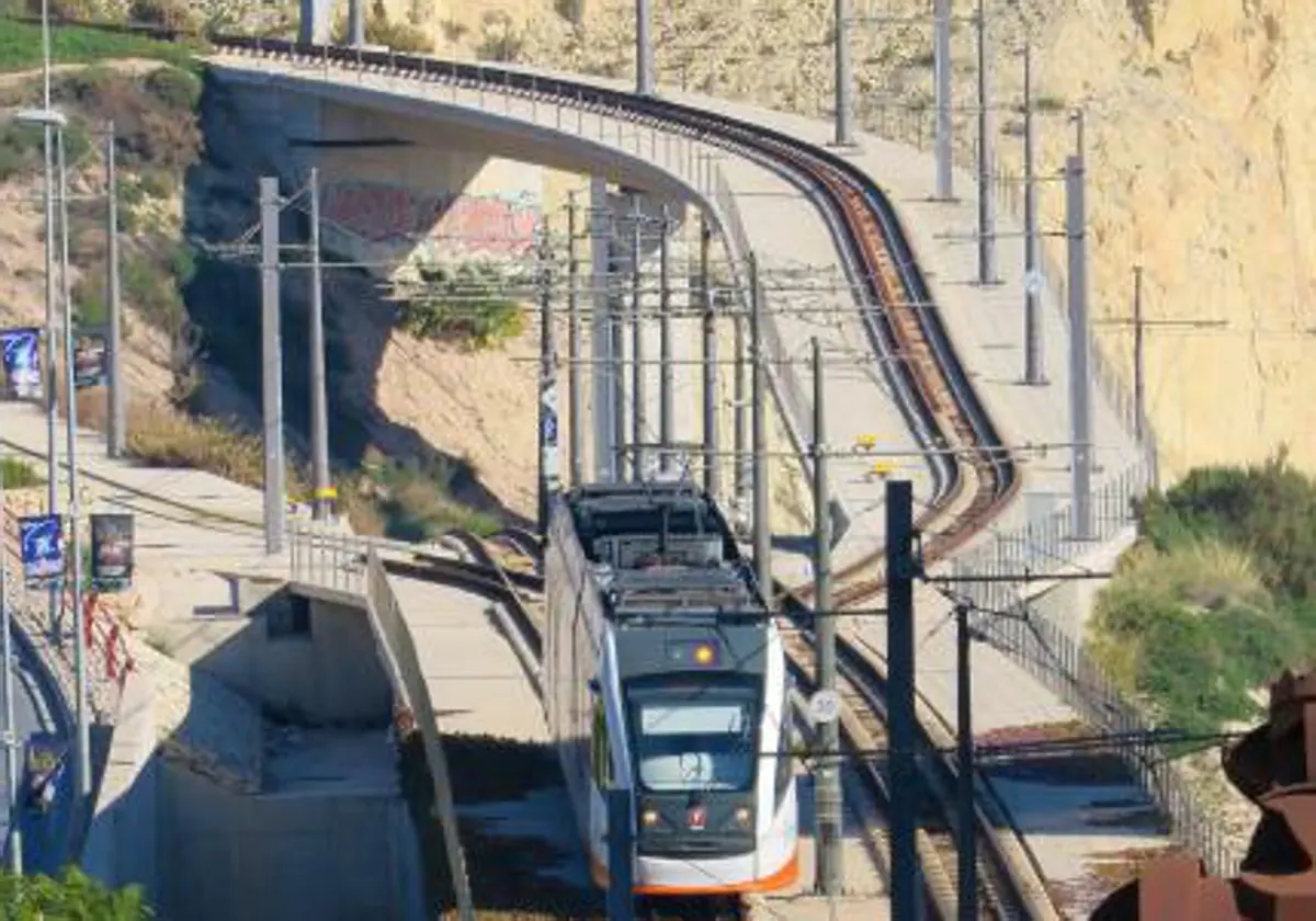 El PP denuncia que unos trenes de Alicante no pueden circular por los  puentes por el peso y la Generalitat lo desmiente al faltar obras pendientes