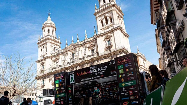 Salida de la Andalucía Bike Race en Jaén en 2022