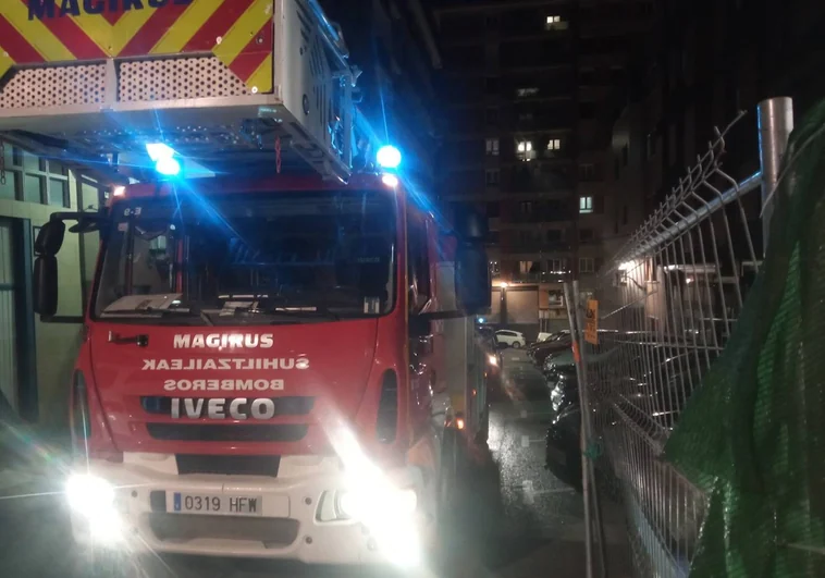 Dos heridos graves en un incendio en un bloque de pisos de Bilbao