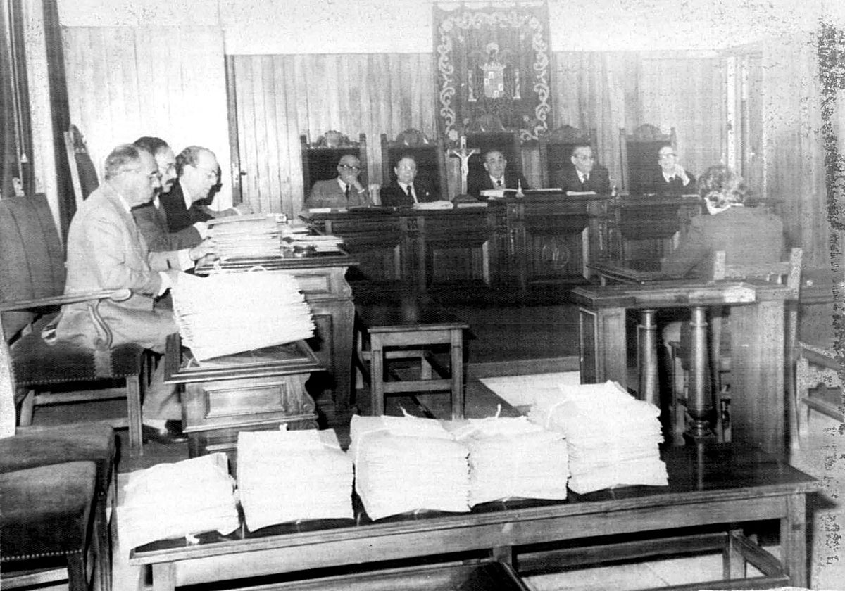 Recuento de los votos del referéndum del 28-F en la sala de la Audiencia provincial de Almería, la única circunscripción donde no se logró el requisito del voto afirmativo del 50% del censo