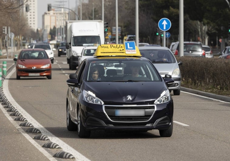 Autoescuelas: el sector mete la 'marcha atrás'