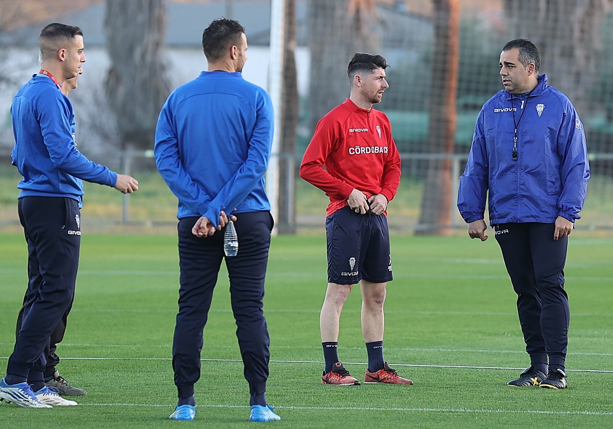 El capitán del Córdoba CF, Javi Flores conversa con el entrenador Germán Crespo