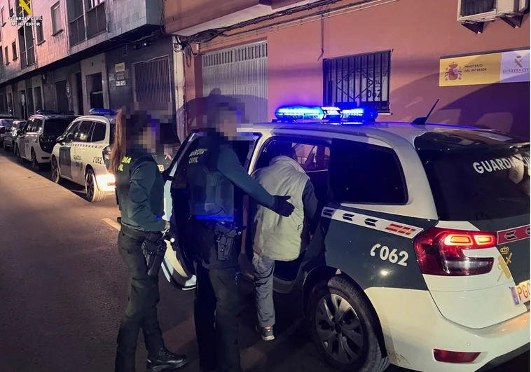 Ladrón a los 73 años: detienen a un anciano por robar en el interior de coches en Valencia